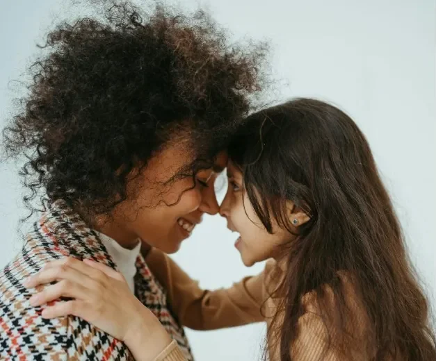 Imagen de madre e hija abrazándose con cariño.